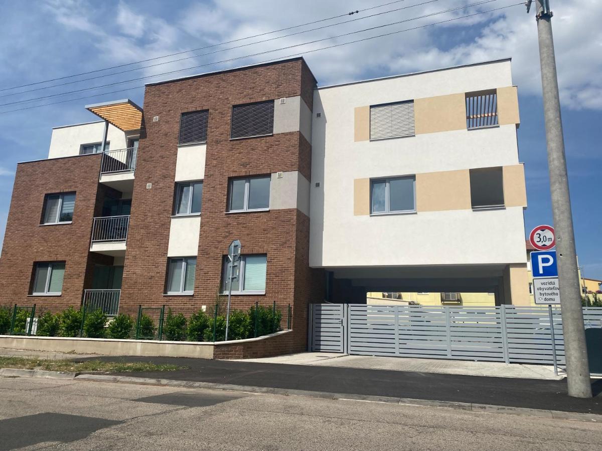Maja Apartman Dunajská Streda Eksteriør bilde